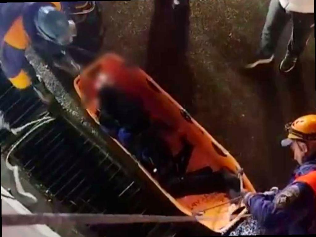 В Сочи мужчина случайно упал с трехметровой стены