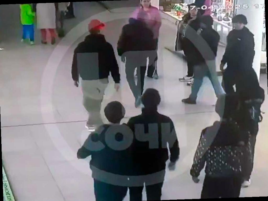 В торговом центре Сочи произошел конфликт между мужчиной и подростками