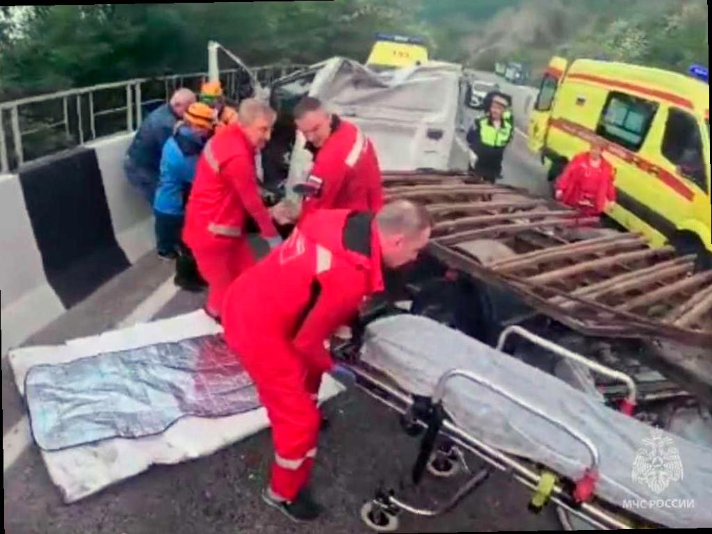 На Мамайском перевале в Сочи спасатели вырезали водителя из перевернувшейся «Газели»