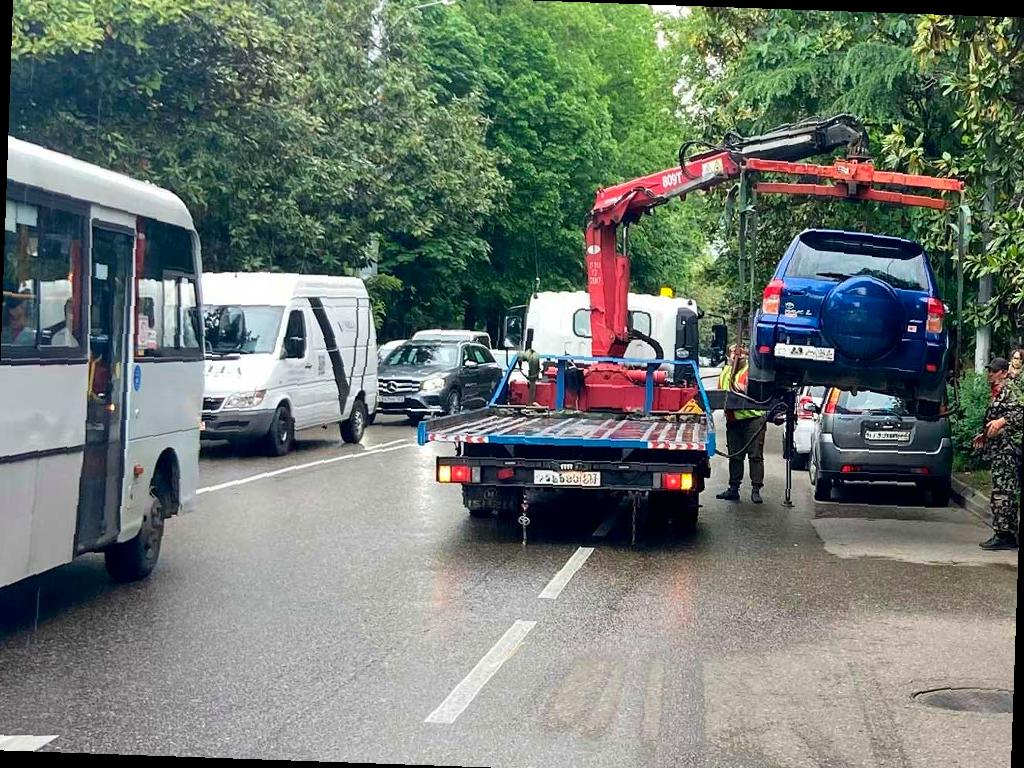 В Сочи начали эвакуацию автомобилей, нарушающих правила парковки
