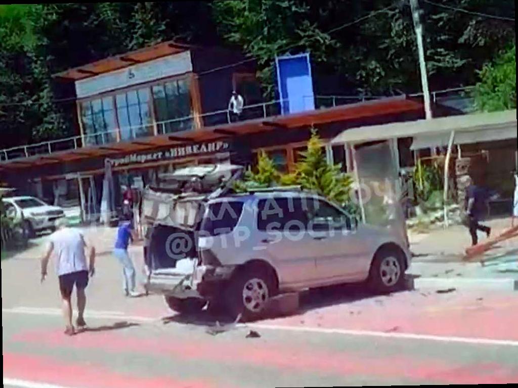 В Сочи произошло ДТП: машина без водителя врезалась в остановку, есть пострадавшие