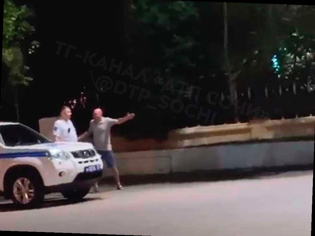 Пьяный мужчина нанес удар инспектору ГИБДД в центре Сочи