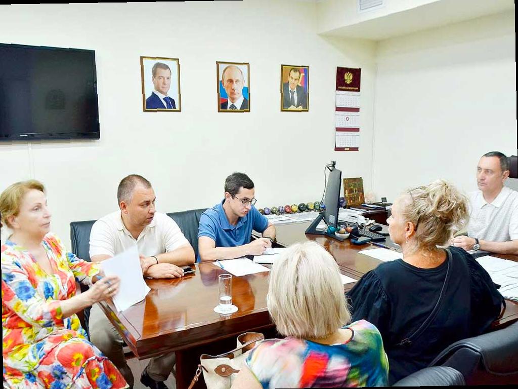 Депутат Законодательного Собрания Краснодарского края провел прием граждан в Центральном районе Сочи. Встрече присутствовали зампредседателя Горсобрания Сочи Ольга Лиодт, первый замглавы районной администрации Михаил Харламов и председатель ТОС «Солнечный» Виктория Михайлова.