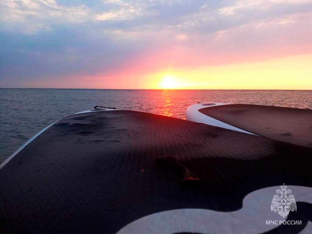 Две молодые сапбордистки спаслись от происшествия на море в Сочи
