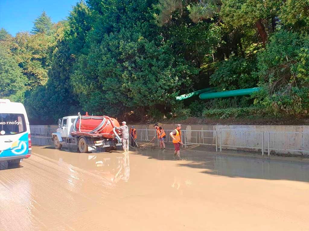 Грунтовые воды затопили часть федеральной трассы в Сочи