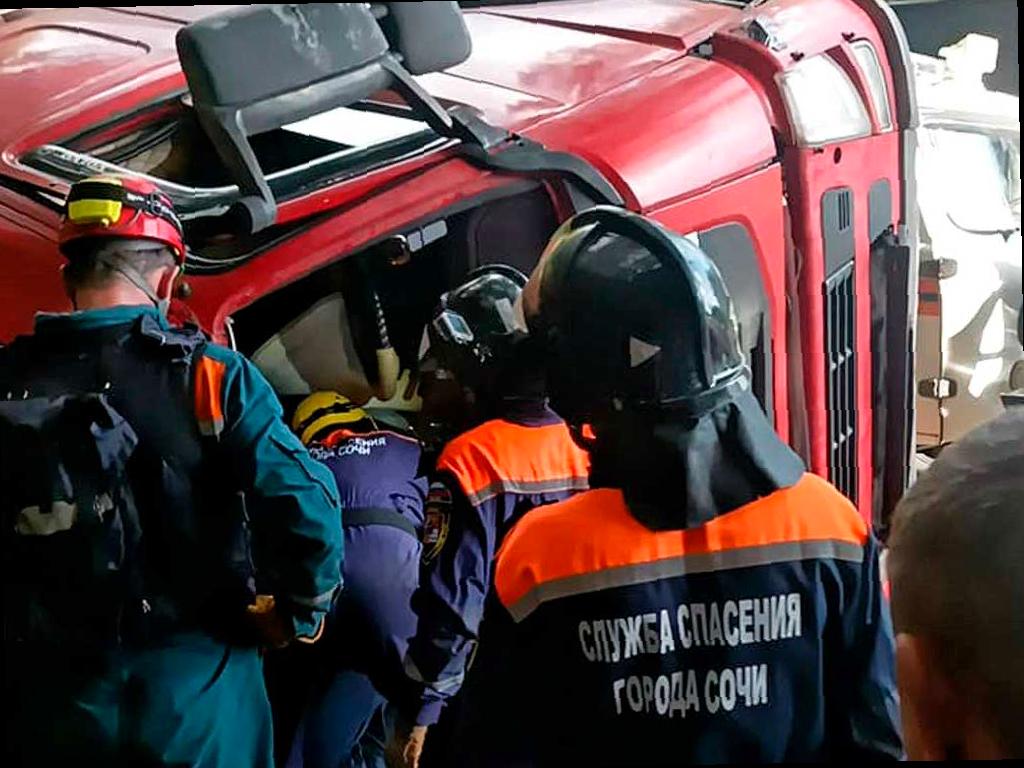Женщину зажало в грузовике после ДТП в Сочи