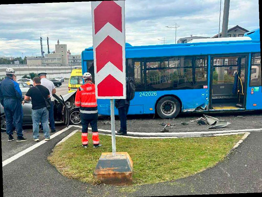 В Сириусе произошло столкновение легковушки с автобусом