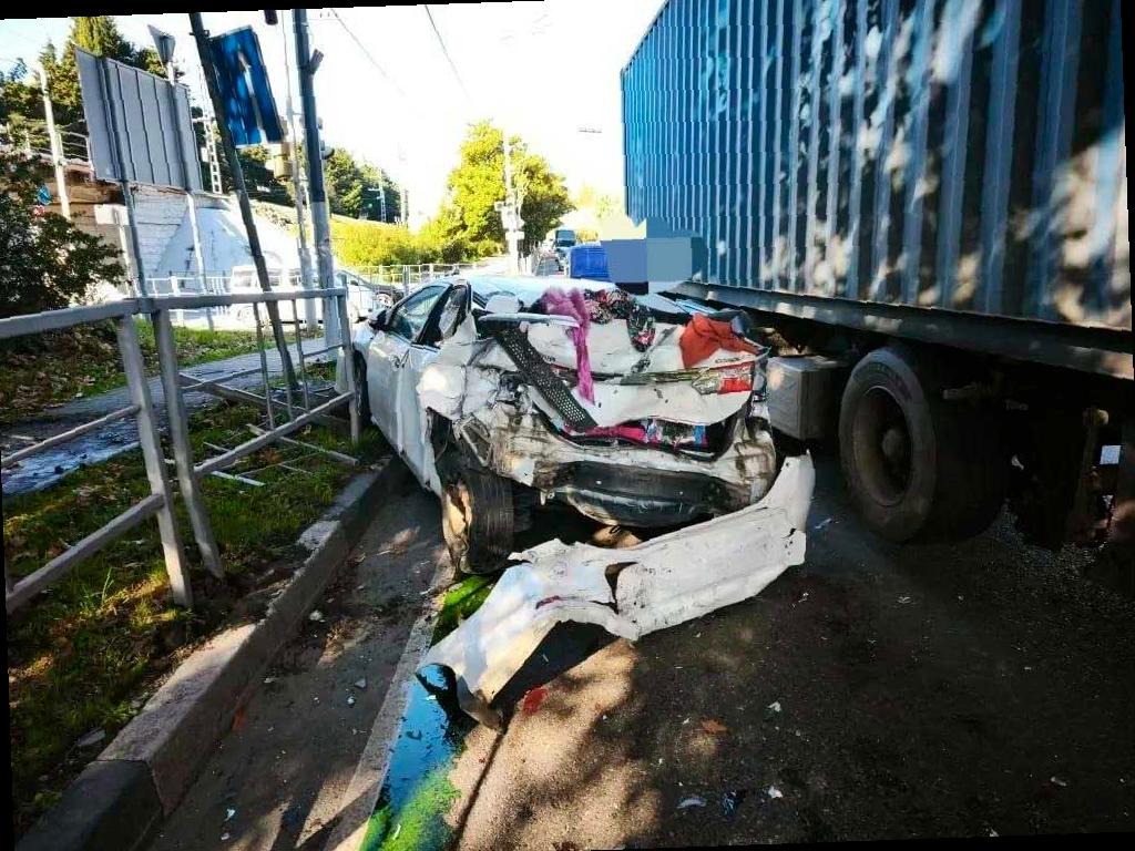 В городе Сочи случилось ДТП с участием грузовика и легкового автомобиля, в котором пострадали дети