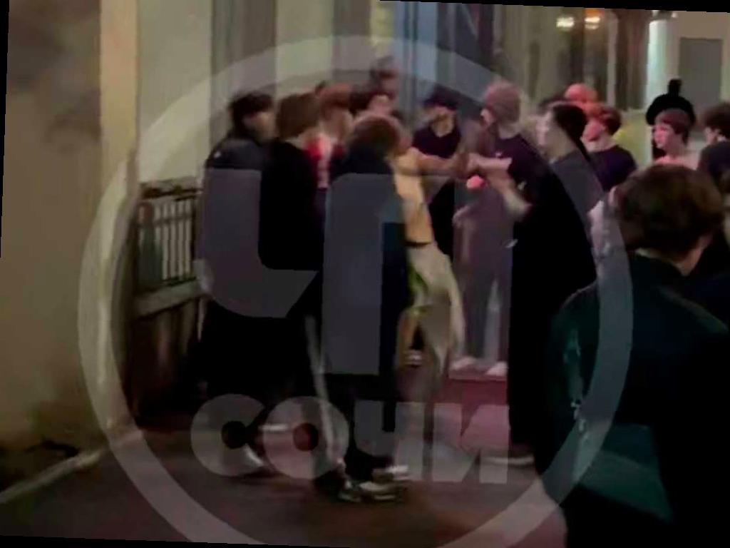 Массовое столкновение в центре Сочи: полиция задерживает участников