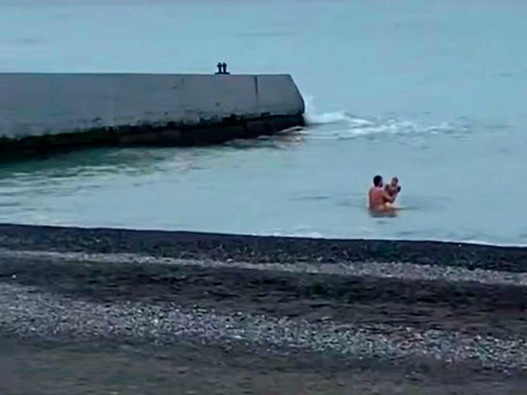 В Сочи мужчина купал детей в зимнем море, полиция ищет «моржа»