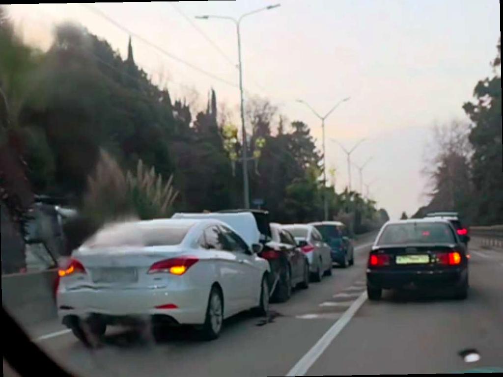 Сразу четыре машины столкнулись в центре Адлера