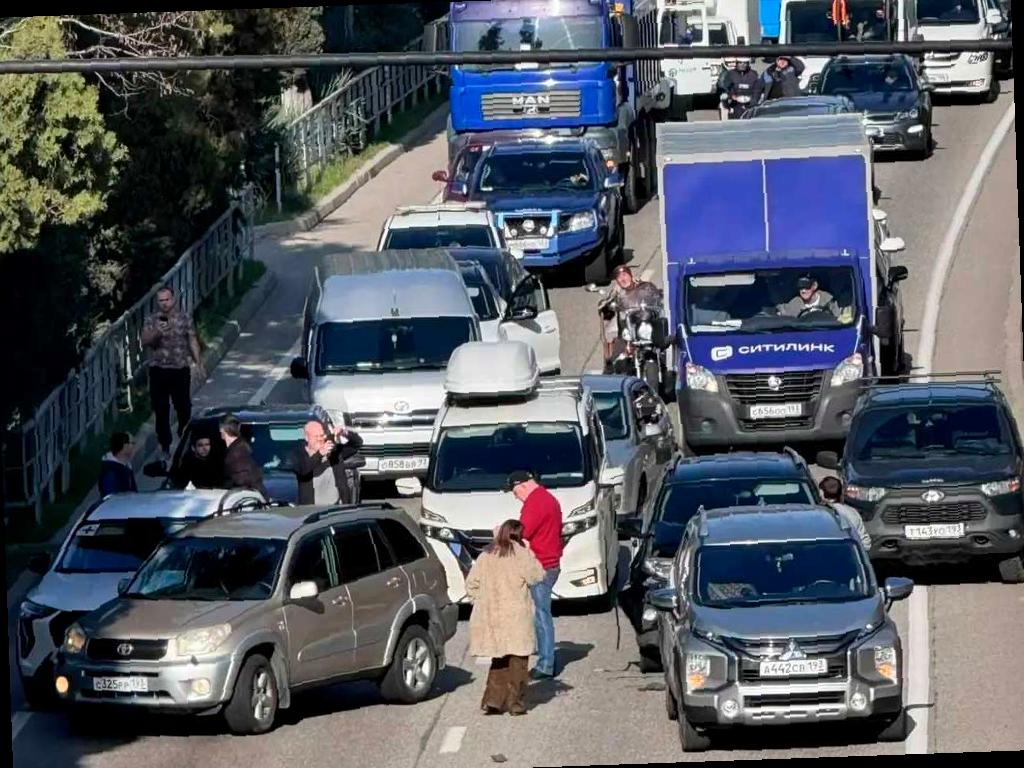 Массовое ДТП создало проблемы с движением в Адлере
