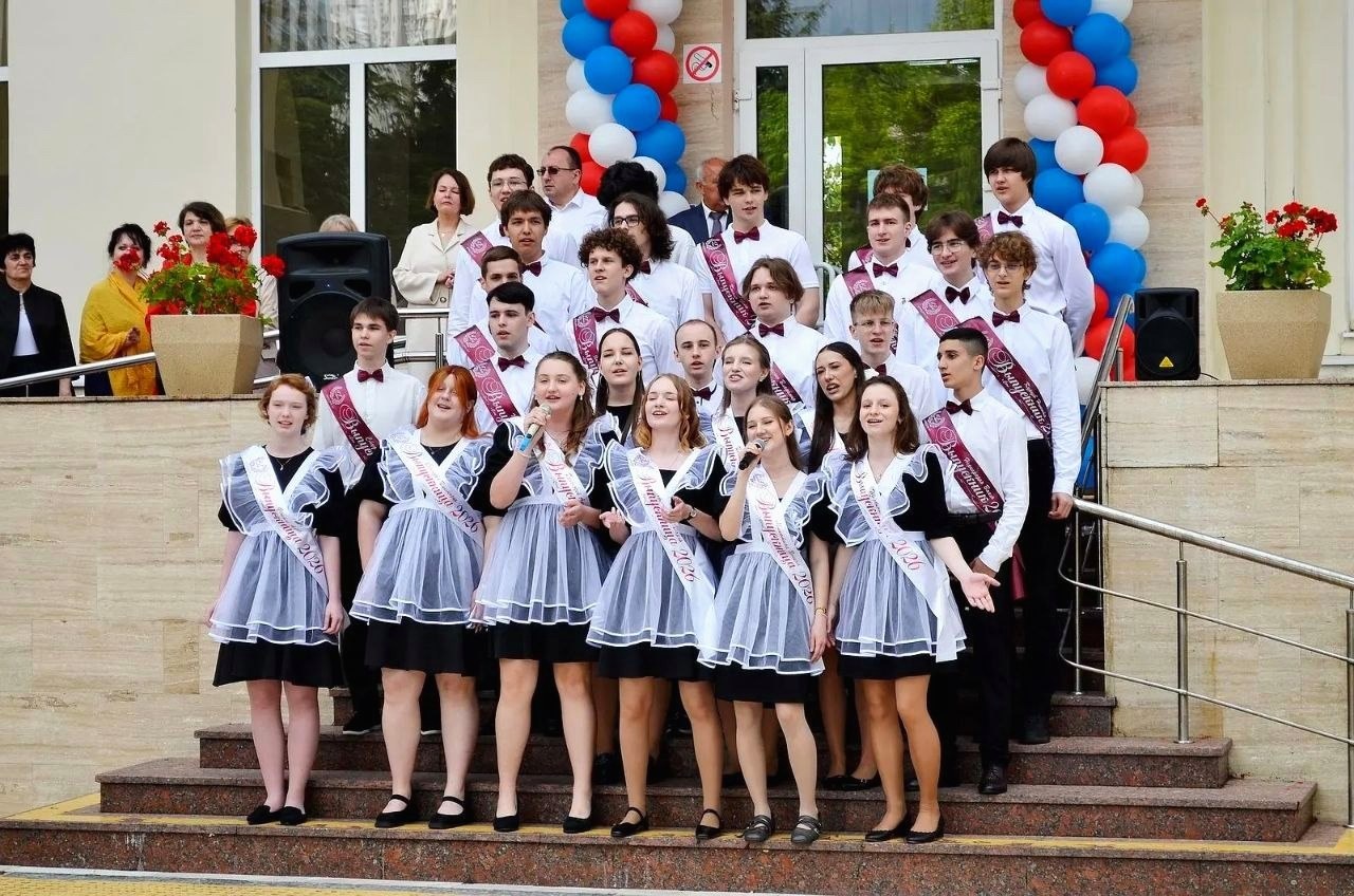 Депутат ЗСК Виктор Тепляков на последнем звонке в школе №7 Сочи