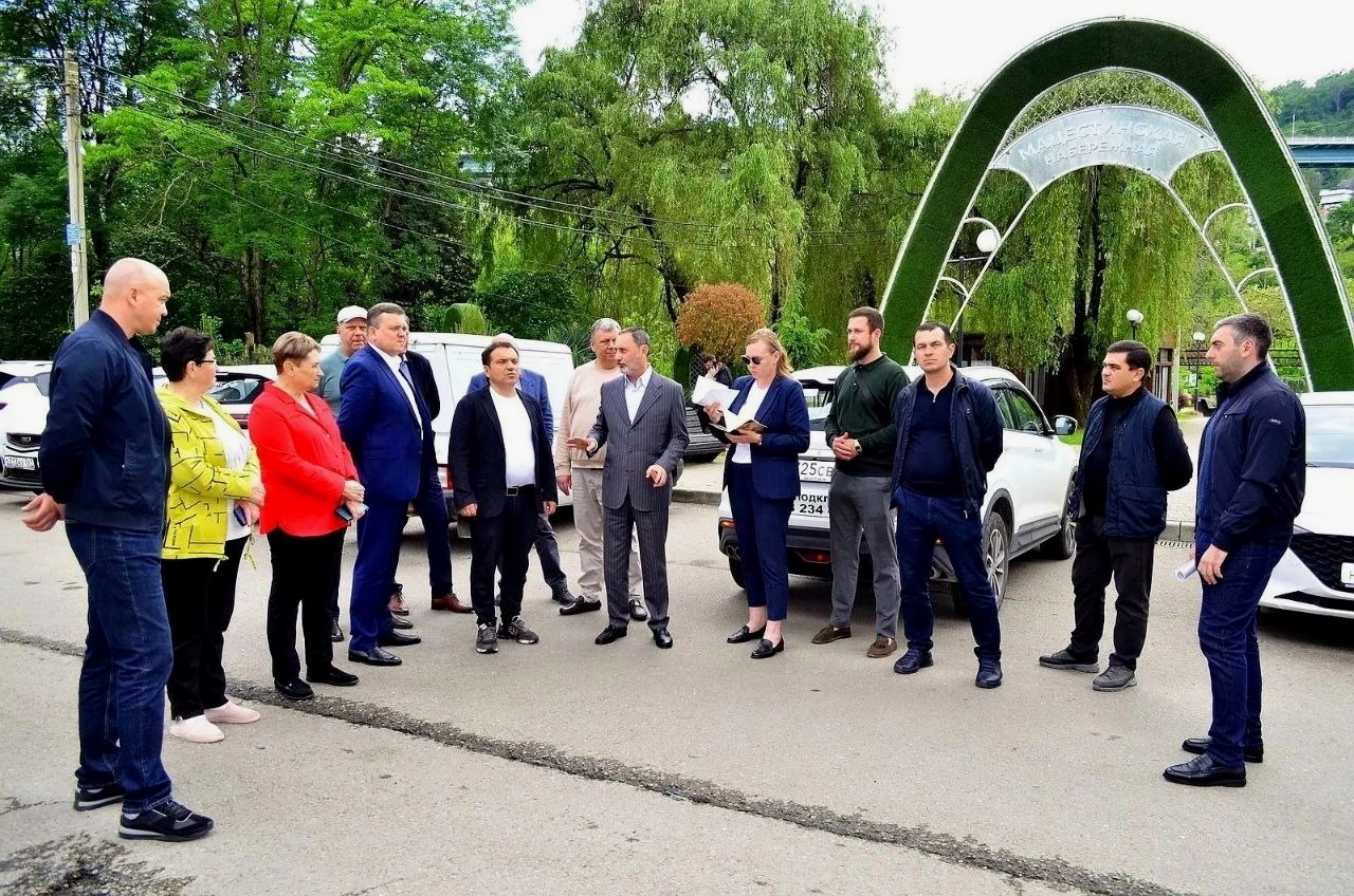 Депутат ЗСК Виктор Тепляков провёл обход сквера на Мацесте в Сочи