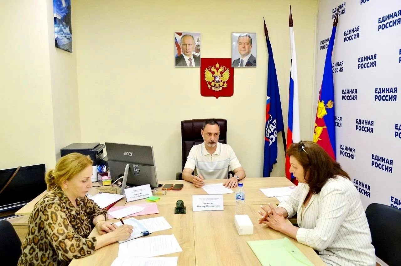 Депутат Законодательного Собрания Виктор Тепляков провёл приём граждан в Общественной приёмной
