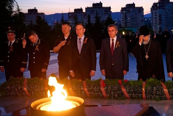 Глава Сочи Андрей Прошунин возложил цветы к Вечному огню в День памяти