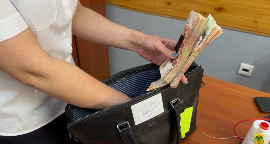Курьер мошенников задержан в Сочи при попытке обмена 1,8 млн рублей