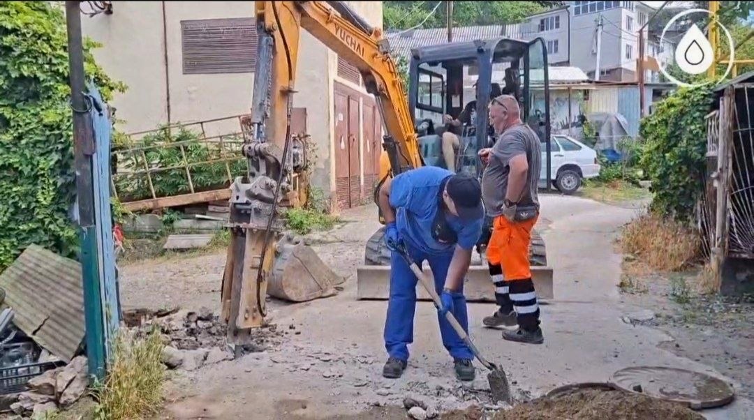 Замена аварийного участка водопровода в Сочи на улице Восточной