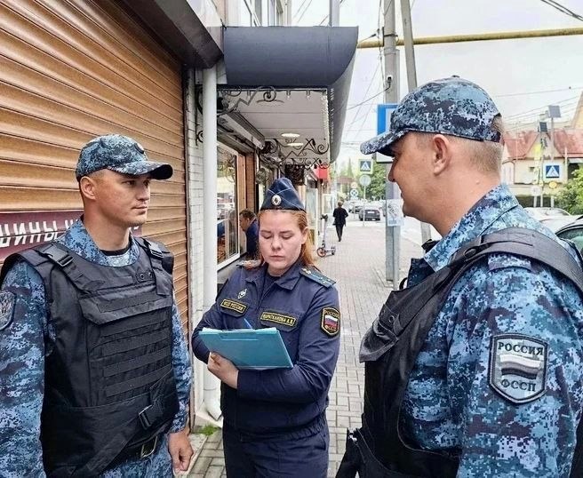 В Сочи снесли незаконные пристройку и гараж за счет владелицы